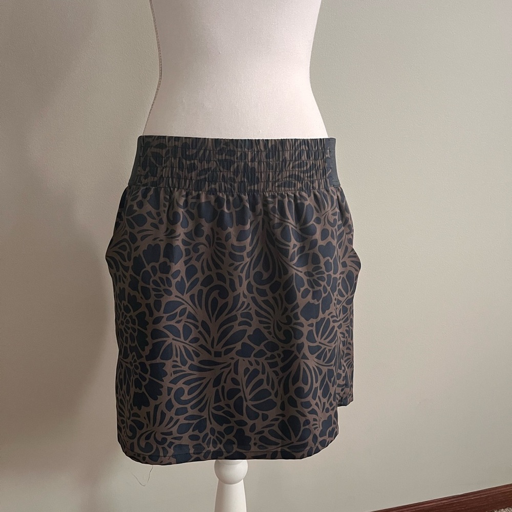 Gap Women's Mini Skirt Floral Pattern Size Large‎ Dark Blue and Tan Lined